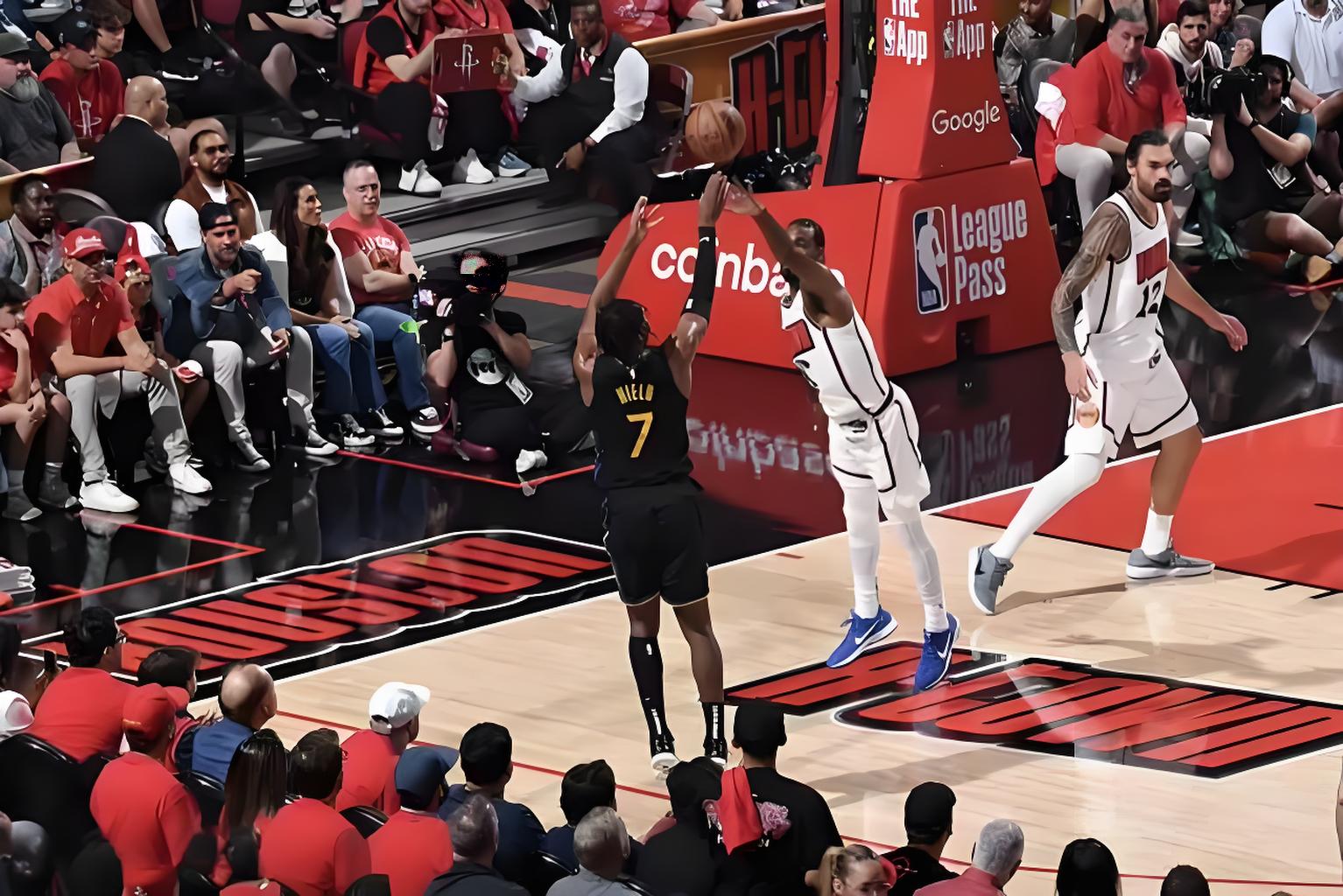 爱游戏- 勇士连续八场得分超20 